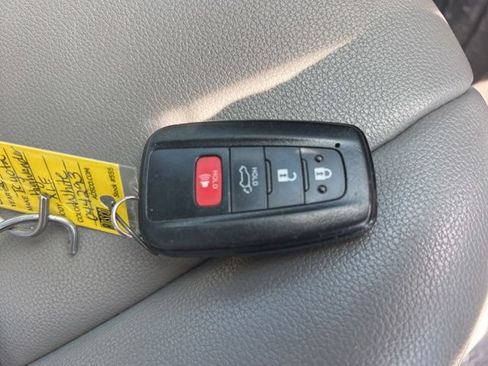 Used 2021 Toyota Highlander XLE FWD image 40