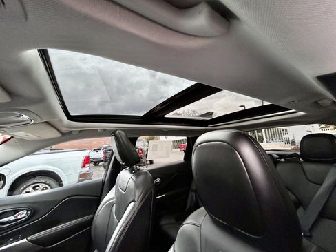 Used 2019 Jeep Cherokee Limited AWD/4WD image 44