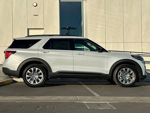 New 2026 Ford Explorer Active w/ Active Comfort Package image 2