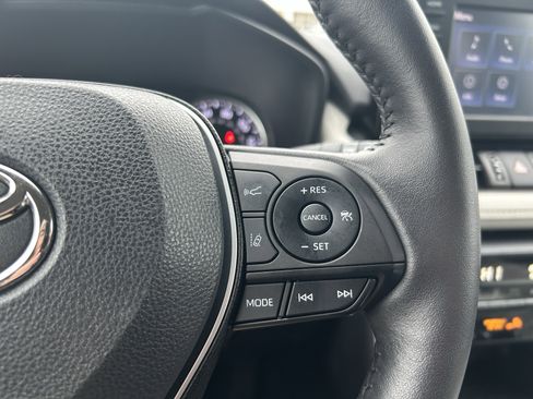 Used 2022 Toyota RAV4 XLE Premium image 17