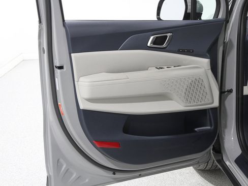 Used 2025 Kia Carnival EX image 4