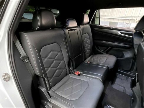 Used 2024 Volkswagen Atlas Cross Sport SE image 29