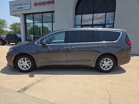 Used 2023 Chrysler Pacifica Touring-L FWD image 5