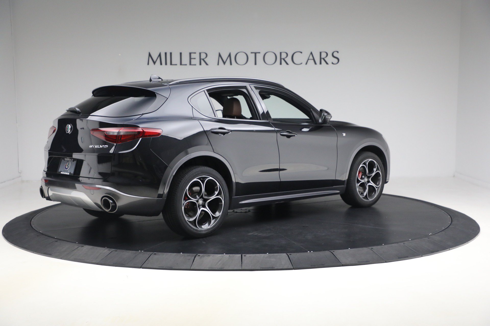 Used 2023 Alfa Romeo Stelvio Ti AWD/4WD image 9