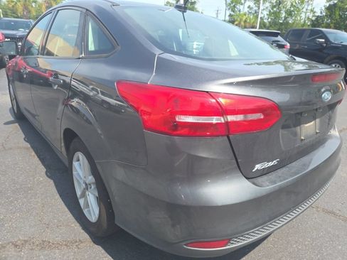 Used 2018 Ford Focus SE FWD image 4