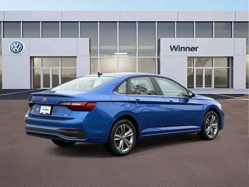 Used 2024 Volkswagen Jetta SE w/ Panoramic Sunroof Package image 5