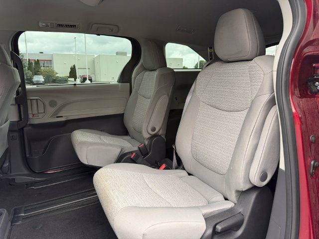 Certified 2022 Toyota Sienna LE FWD image 15
