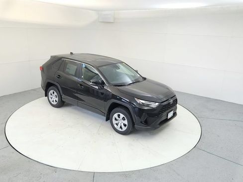 Used 2025 Toyota RAV4 LE AWD/4WD image 16