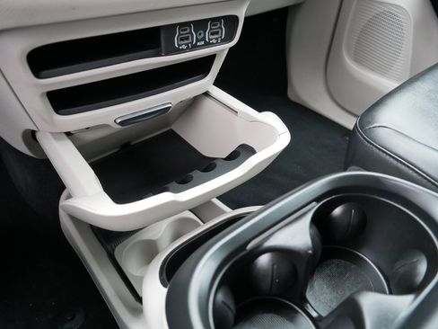 Certified 2024 Chrysler Pacifica Touring-L image 36