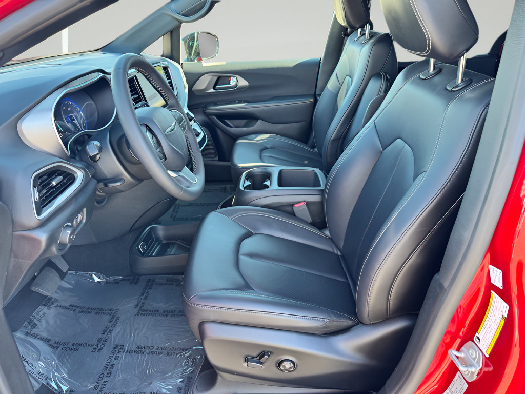 Used 2025 Chrysler Pacifica Select FWD image 12