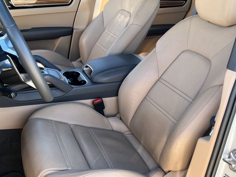 Certified 2022 Porsche Cayenne Platinum Edition image 5