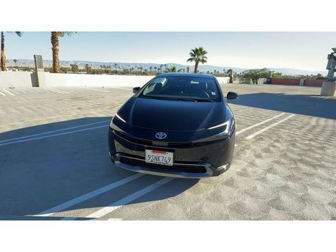 Used 2025 Toyota Prius XLE image 3