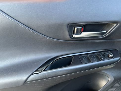 Used 2021 Toyota Venza LE image 11