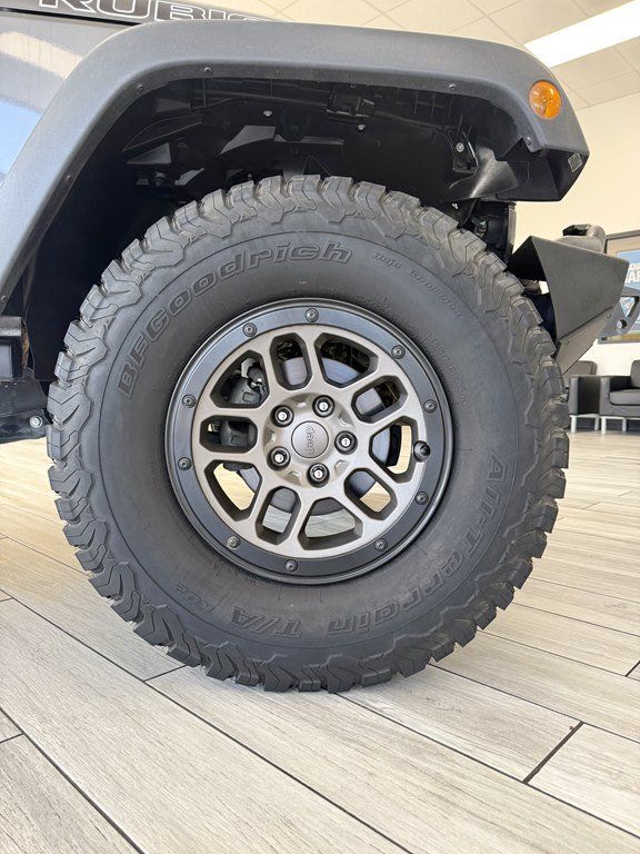 Used 2017 Jeep Wrangler Unlimited Rubicon w/ Connectivity Group AWD/4WD image 18