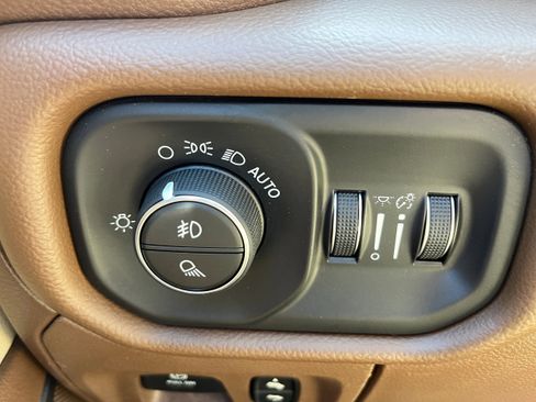 Used 2019 RAM 1500 Laramie AWD/4WD image 24