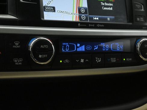 Used 2017 Toyota Highlander XLE AWD/4WD image 25