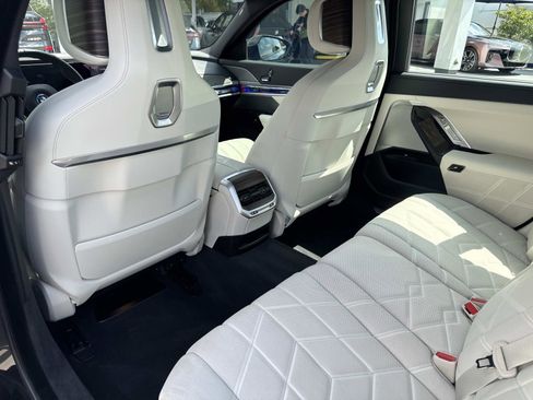Used 2025 BMW i7 eDrive50 w/ M Sport Package RWD image 10