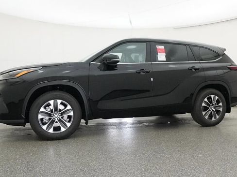 New 2026 Toyota Highlander XLE image 18