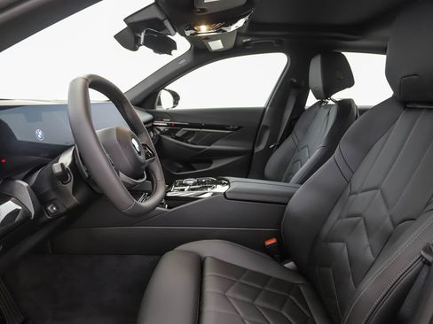 Used 2026 BMW 530i xDrive 530i xDrive w/ Premium Package image 12