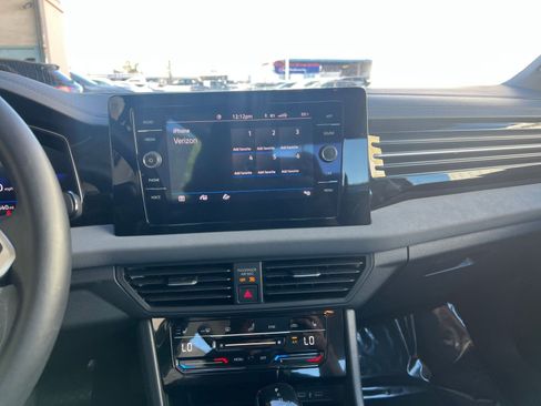 Used 2025 Volkswagen Jetta SE image 18