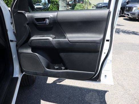 Used 2016 Toyota Tacoma TRD Sport image 39