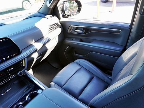 Used 2025 Chevrolet Suburban Z71 image 22