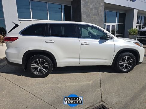 Used 2018 Toyota Highlander LE image 6
