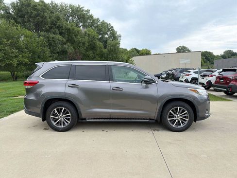 Used 2017 Toyota Highlander XLE AWD/4WD image 7