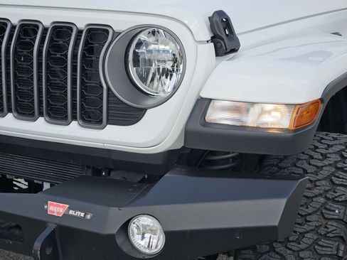 Used 2025 Jeep Gladiator Sport AWD/4WD image 8