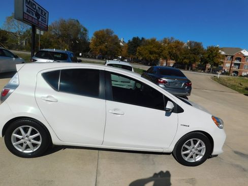 Used 2014 Toyota Prius C One image 5