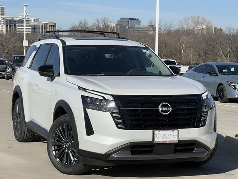 New 2026 Nissan Pathfinder SL image 2