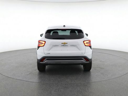 Used 2025 Chevrolet Trax LT w/ LT Convenience Package FWD image 7