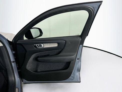 Used 2023 Volvo XC40 B4 Plus FWD image 33