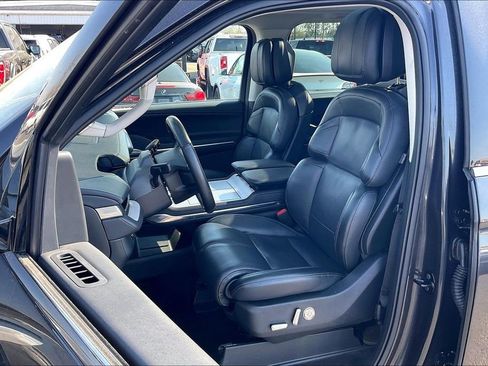 Used 2025 Lincoln Navigator Reserve AWD/4WD image 23