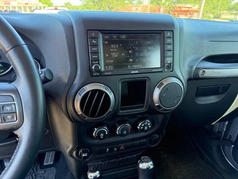 Used 2017 Jeep Wrangler Unlimited Sport w/ Connectivity Group AWD/4WD image 18