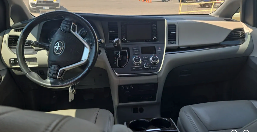 Used 2018 Toyota Sienna XLE Premium AWD/4WD image 13