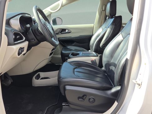 Used 2023 Chrysler Pacifica Touring-L FWD image 9