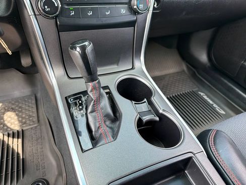 Used 2017 Toyota Camry SE w/ Moonroof Package FWD image 14