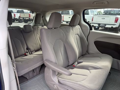 Used 2018 Chrysler Pacifica L FWD image 18