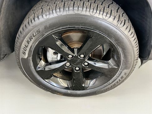 Used 2023 Jeep Grand Cherokee L Laredo image 11