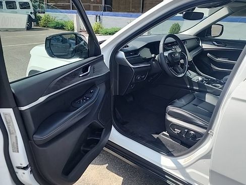 Used 2023 Jeep Grand Cherokee L Limited AWD/4WD image 18