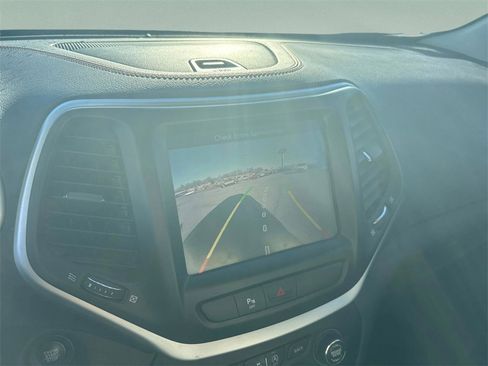 Used 2018 Jeep Cherokee Limited image 21