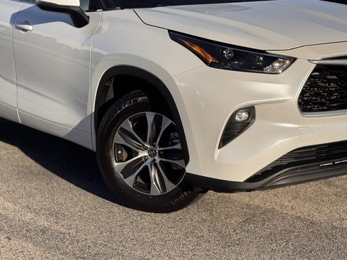 Used 2022 Toyota Highlander XLE image 4