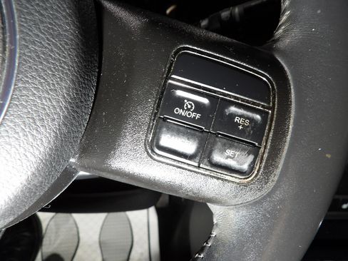 Used 2013 Jeep Patriot Latitude w/ Altitude Pkg AWD/4WD image 15