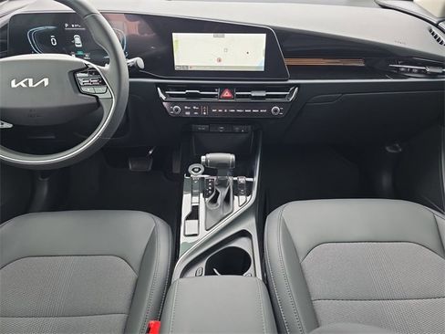 Used 2024 Kia Niro EX image 17