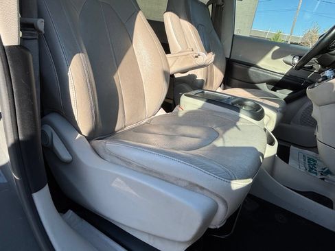 Used 2021 Chrysler Pacifica Touring-L FWD image 20