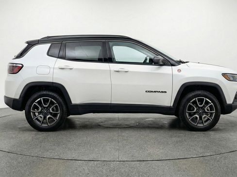 Used 2025 Jeep Compass Trailhawk AWD/4WD image 11