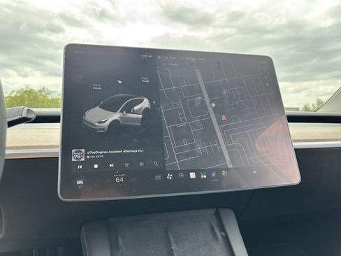 Used 2024 Tesla Model Y Long Range AWD/4WD image 24