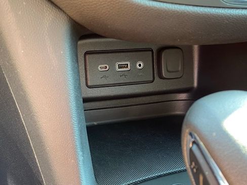 Used 2023 Chevrolet Equinox LT FWD image 19