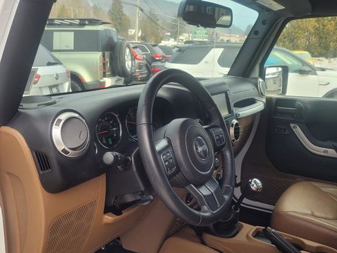 Used 2017 Jeep Wrangler Unlimited Sahara w/ Connectivity Group image 13